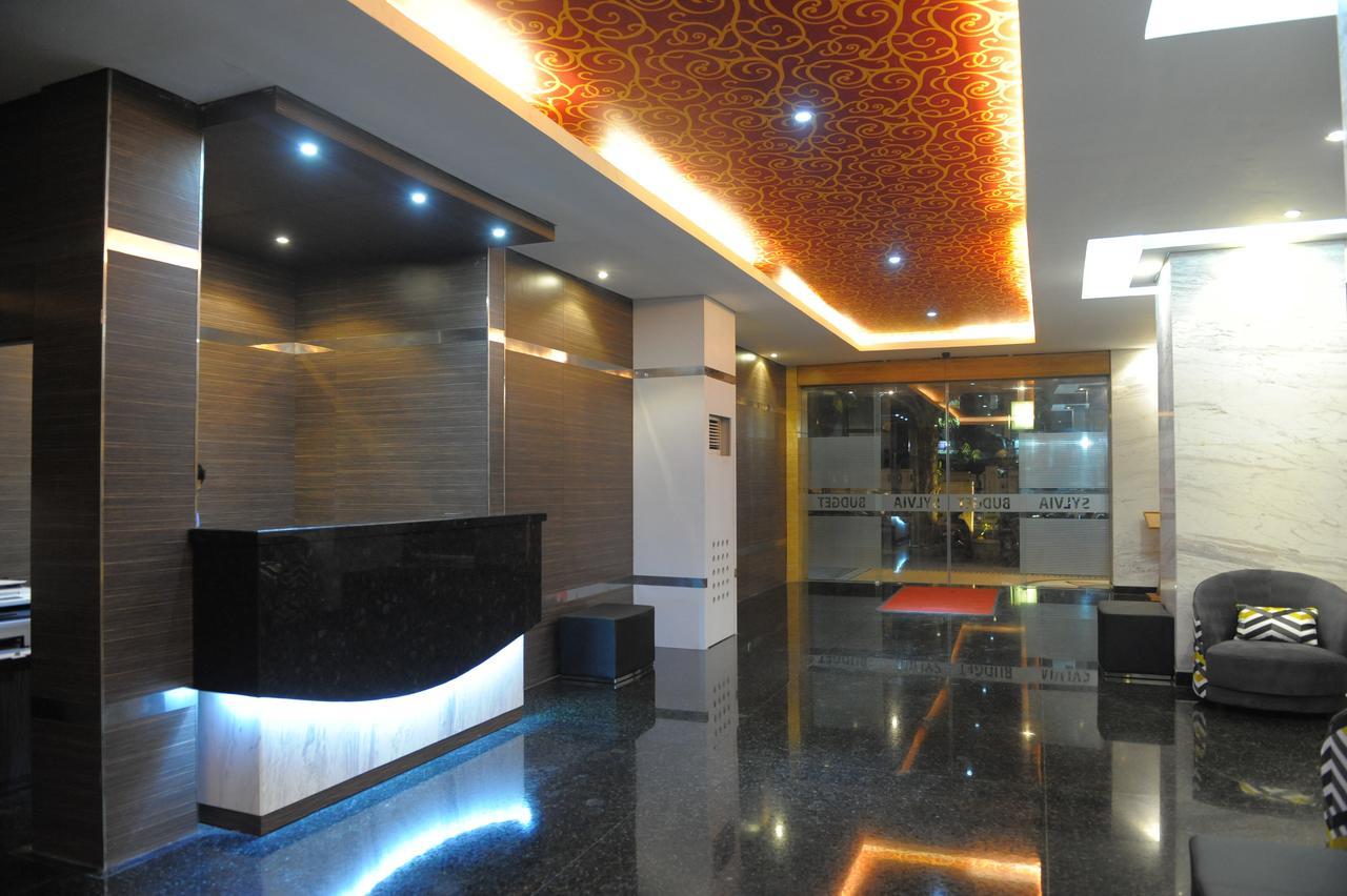 Sylvia Hotel Budget Купанґ Екстер'єр фото