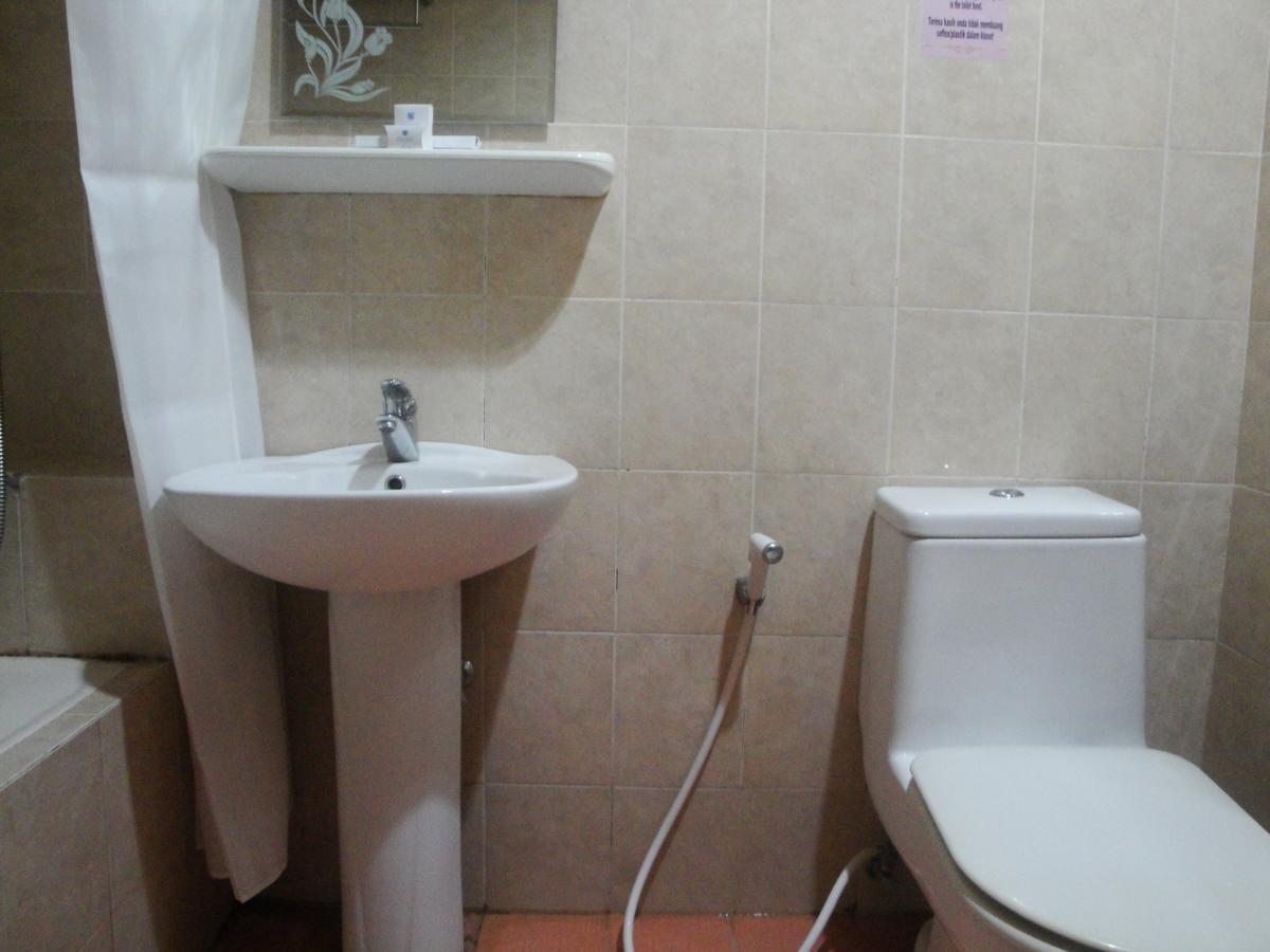 Sylvia Hotel Budget Купанґ Екстер'єр фото